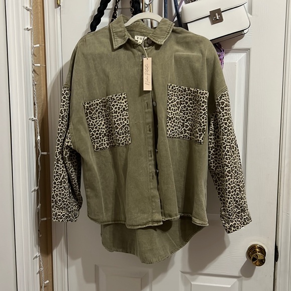 POL Vintage Style Hi-Low Leopard Cheetah
Shacket Shirt Jacket: Olive Army Green - Picture 3 of 8